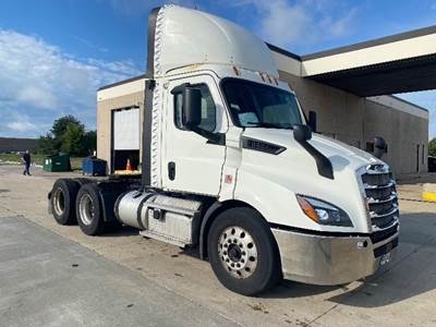 Freightliner Cascadia 116 Day Cab Truck - 435HP, 12 Speed Automatic