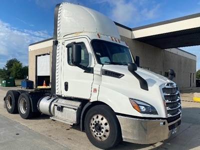 Freightliner Cascadia 116 Day Cab Truck - 435HP, 12 Speed Automatic