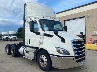Freightliner Cascadia 116 Day Cab Truck - 435HP, 12 Speed Automatic