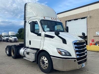 Freightliner Cascadia 116 Day Cab Truck - 435HP, 12 Speed Automatic