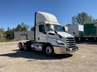 Freightliner Cascadia 116 Day Cab Truck - 435HP, 12 Speed Automatic
