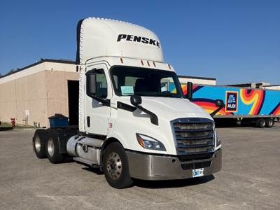 Freightliner Cascadia 116 Day Cab Truck - 435HP, 12 Speed Automatic