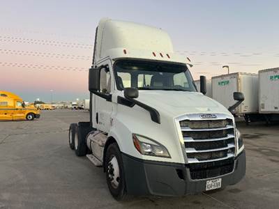 Freightliner Cascadia 116 Day Cab Truck - 450HP, 12 Speed Automatic