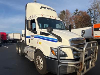 Freightliner Cascadia 116 Day Cab Truck - 435HP, 12 Speed Automatic