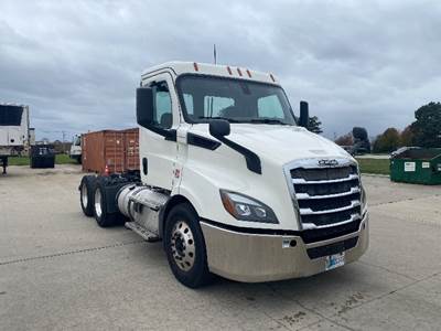 Freightliner Cascadia 116 Day Cab Truck - 435HP, 12 Speed Automatic