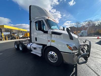 Freightliner Cascadia 116 Day Cab Truck - 435HP, 12 Speed Automatic