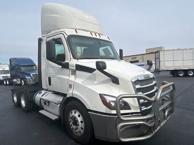 Freightliner Cascadia 116 Day Cab Truck - 435HP, 12 Speed Automatic