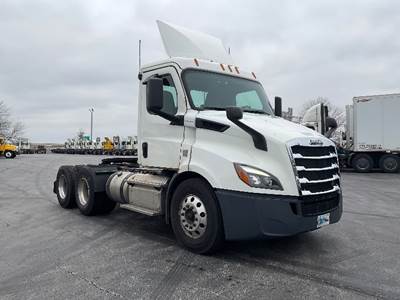Freightliner Cascadia 116 Day Cab Truck - 450HP, 12 Speed Automatic