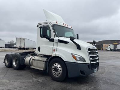 Freightliner Cascadia 116 Day Cab Truck - 450HP, 12 Speed Automatic