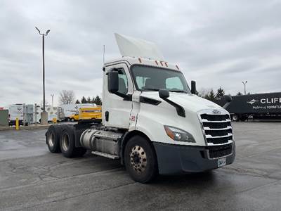 Freightliner Cascadia 116 Day Cab Truck - 450HP, 12 Speed Automatic