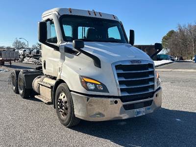 Freightliner Cascadia 116 Day Cab Truck - 450HP, 12 Speed Automatic