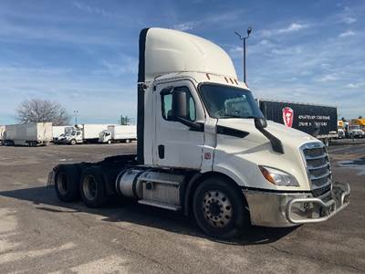 Freightliner Cascadia 116 Day Cab Truck - 435HP, 12 Speed Automatic