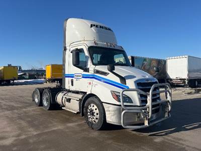 Freightliner Cascadia 116 Day Cab Truck - 435HP, 12 Speed Automatic