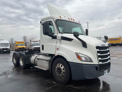 Freightliner Cascadia 116 Day Cab Truck - 450HP, 12 Speed Automatic