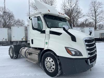 Freightliner Cascadia 116 Single Axle Day Cab Truck - 450HP, 12 Speed Automatic