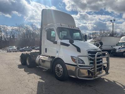 Freightliner Cascadia 116 Day Cab Truck - 435HP, 12 Speed Automatic