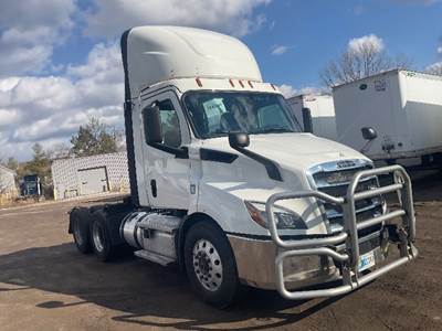 Freightliner Cascadia 116 Day Cab Truck - 435HP, 12 Speed Automatic