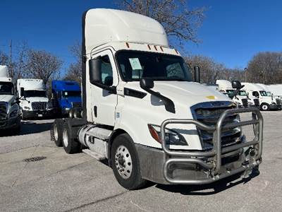 Freightliner Cascadia 116 Day Cab Truck - 435HP, 12 Speed Automatic