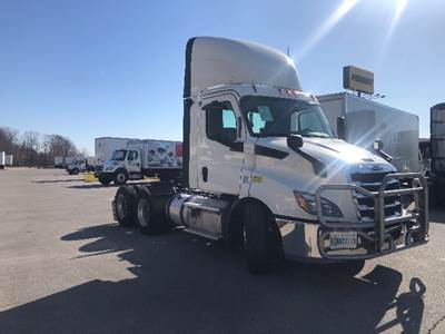 Freightliner Cascadia 116 Day Cab Truck - 435HP, 12 Speed Automatic
