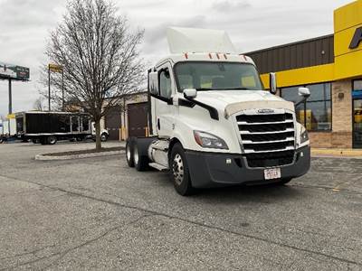 Freightliner Cascadia 116 Day Cab Truck - 450HP, 12 Speed Automatic