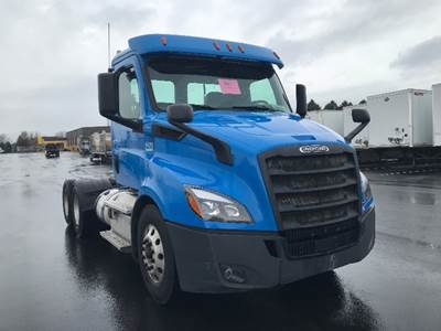 Freightliner Cascadia 116 Day Cab Truck - 450HP, 12 Speed Automatic