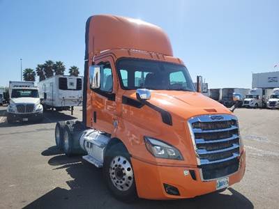 Freightliner Cascadia 116 Day Cab Truck - 450HP, 12 Speed Automatic