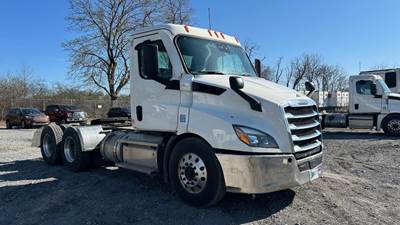 Freightliner Cascadia 116 Day Cab Truck - 450HP, 12 Speed Automatic