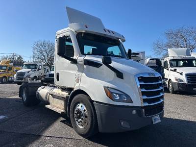 Freightliner Cascadia 116 Single Axle Day Cab Truck - 450HP, 12 Speed Automatic