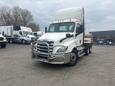 Freightliner Cascadia 116 Day Cab Truck - 435HP, 12 Speed Automatic
