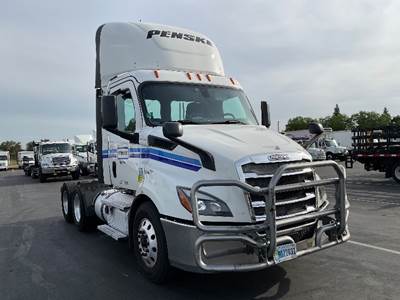 Freightliner Cascadia 116 Day Cab Truck - 435HP, 12 Speed Automatic