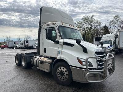 Freightliner Cascadia 116 Day Cab Truck - 435HP, 12 Speed Automatic