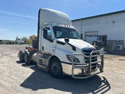 Freightliner Cascadia 116 Day Cab Truck - 450HP, 12 Speed Automatic