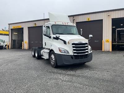 Freightliner Cascadia 116 Day Cab Truck - 450HP, 12 Speed Automatic