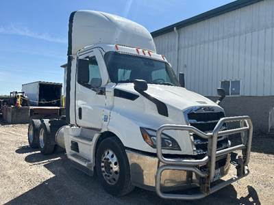 Freightliner Cascadia 116 Day Cab Truck - 450HP, 12 Speed Automatic