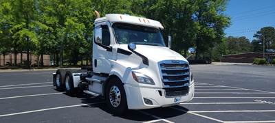 Freightliner Cascadia 116 Day Cab Truck - 450HP, 12 Speed Automatic