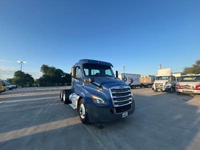 Freightliner Cascadia 116 Day Cab Truck - 450HP, 12 Speed Automatic