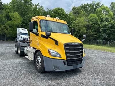Freightliner Cascadia 116 Day Cab Truck - 450HP, 12 Speed Automatic