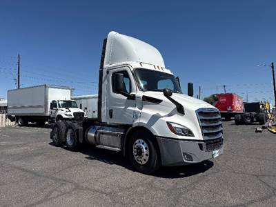 Freightliner Cascadia 116 Day Cab Truck - 410HP, 10 Speed Manual