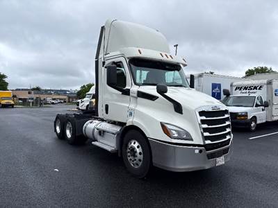 Freightliner Cascadia 116 Day Cab Truck - 435HP, 12 Speed Automatic