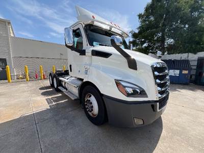 Freightliner Cascadia 116 Day Cab Truck - 450HP, 12 Speed Automatic