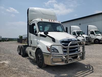 Freightliner Cascadia 116 Day Cab Truck - 450HP, 12 Speed Automatic