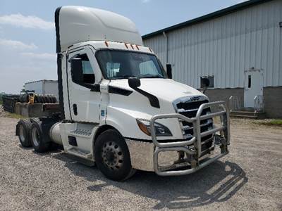 Freightliner Cascadia 116 Day Cab Truck - 450HP, 12 Speed Automatic