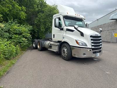 Freightliner Cascadia 116 Day Cab Truck - 470HP, 12 Speed Automatic