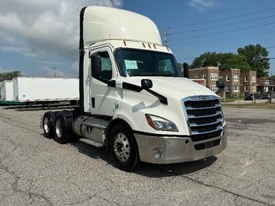 Freightliner Cascadia 116 Day Cab Truck - 435HP, 12 Speed Automatic