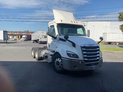 Freightliner Cascadia 116 Day Cab Truck - 470HP, 12 Speed Automatic