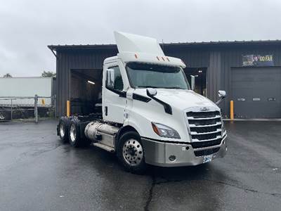 Freightliner Cascadia 116 Day Cab Truck - 470HP, 12 Speed Automatic