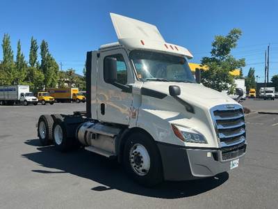 Freightliner Cascadia 116 Day Cab Truck - 450HP, 12 Speed Automatic