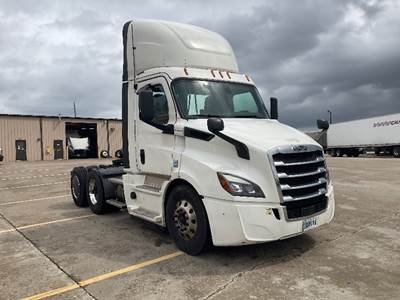 Freightliner Cascadia 116 Day Cab Truck - 470HP, 12 Speed Automatic