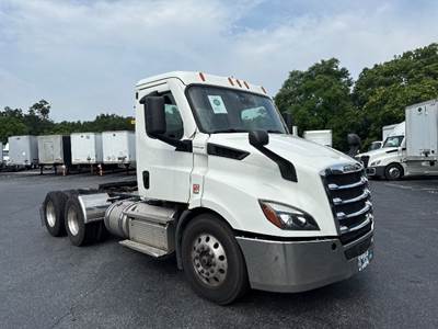 Freightliner Cascadia 116 Day Cab Truck - 450HP, 12 Speed Automatic