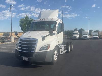 Freightliner Cascadia 116 Day Cab Truck - 435HP, 12 Speed Automatic